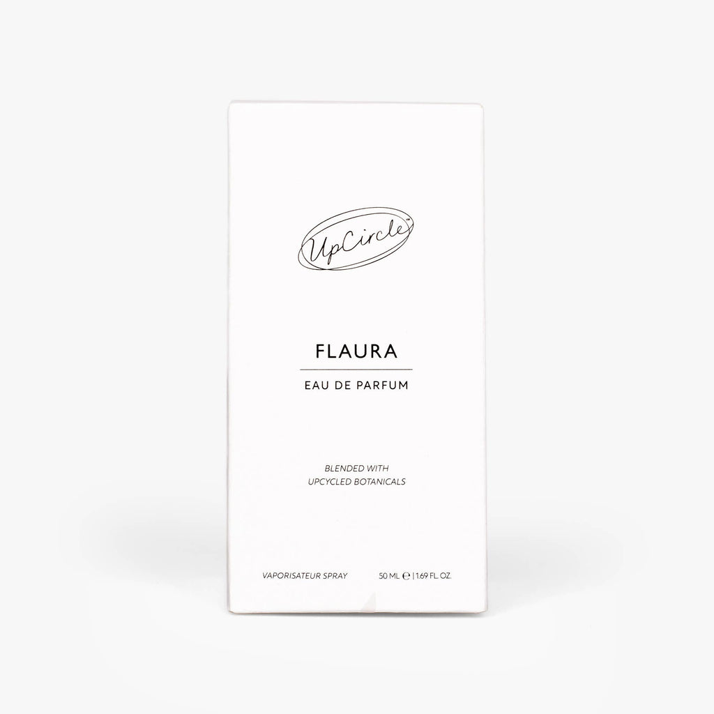 Flaura Eau de Parfum Flakon (50 ml) neben der weißen Umverpackung.