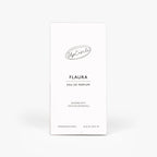 Flaura Eau de Parfum Flakon (50 ml) neben der weißen Umverpackung.