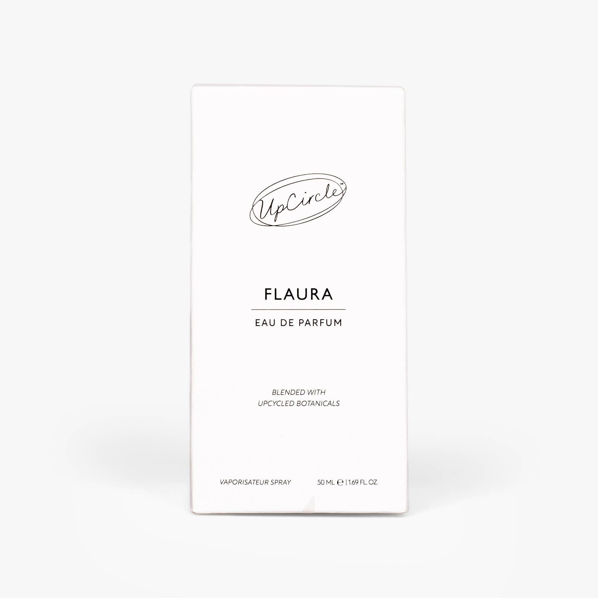 Flaura Eau de Parfum Flakon (50 ml) neben der weißen Umverpackung.