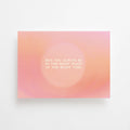 Postkarte „Right Place Right Time“ im DIN-A6-Format mit einem warmen rosafarbenen Farbverlauf, einem zentralen Lichtkreis und dem englischen Schriftzug vor hellem Hintergrund.