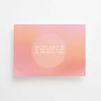 Postkarte „Right Place Right Time“ im DIN-A6-Format mit einem warmen rosafarbenen Farbverlauf, einem zentralen Lichtkreis und dem englischen Schriftzug vor hellem Hintergrund.