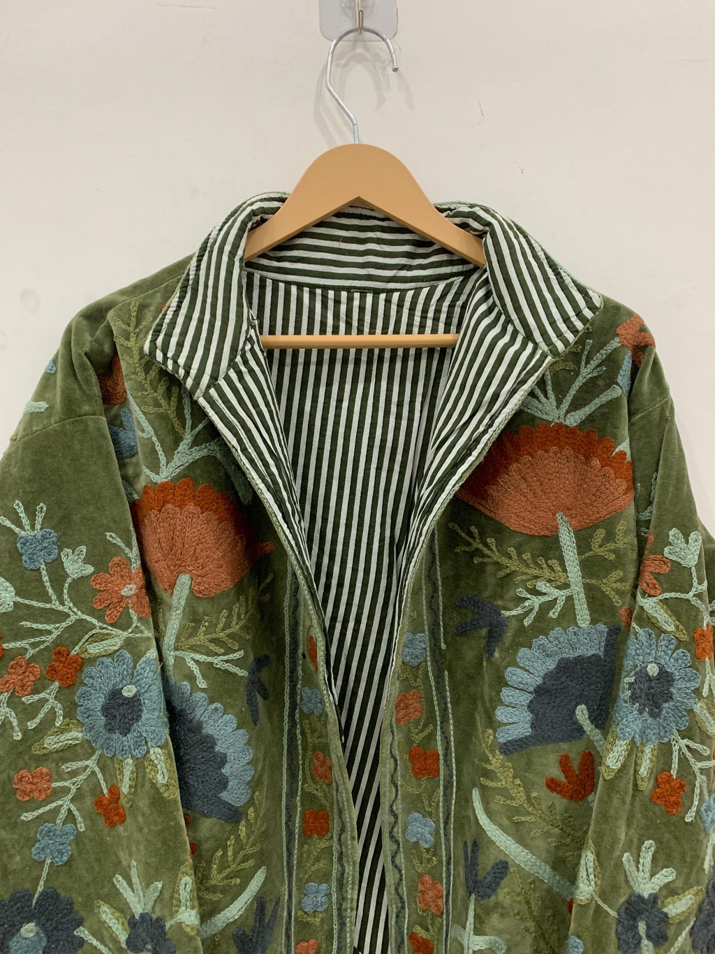 Handbestickte Baumwoll-Suzani Jacke grün