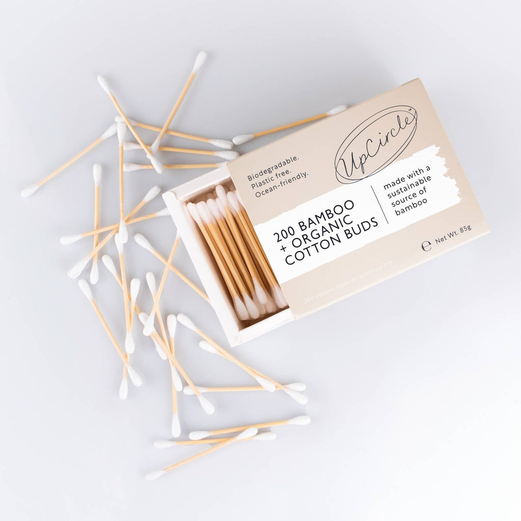 Bündel von Wattestäbchen mit Hinweisen auf 100 % plastikfreie und biologisch abbaubare Materialien.