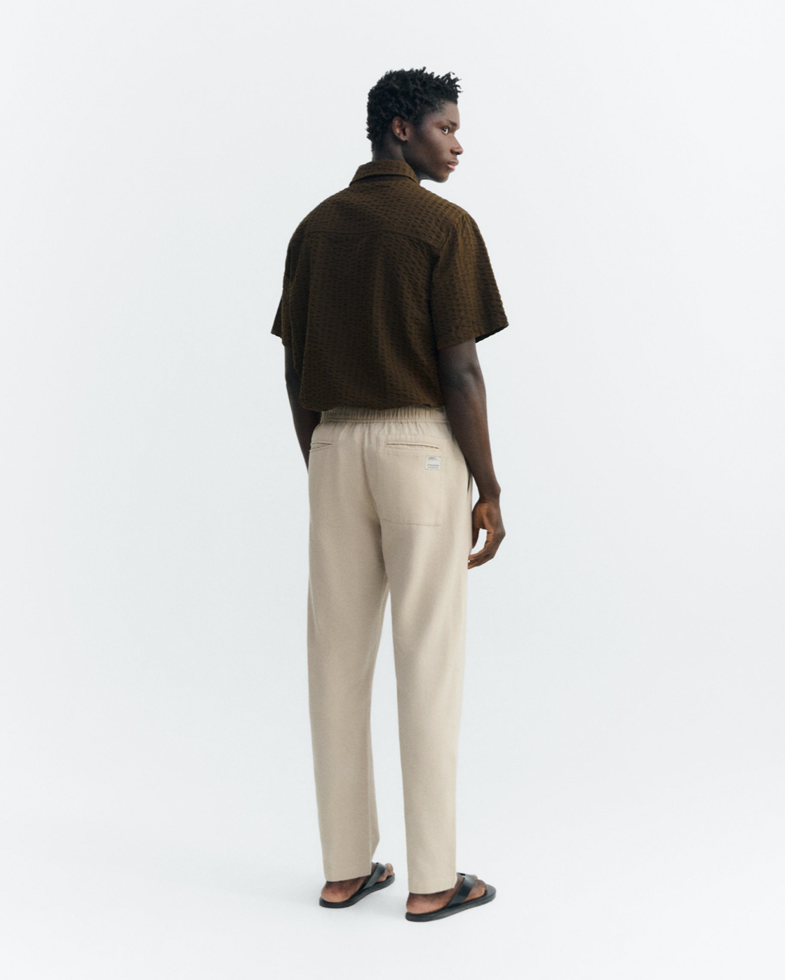 Beige Stoffhose Herren, Bio-Baumwolle Hose gerade, Travel Light Hose, Straight Leg Chino nachhaltig, Herrenmode beige.