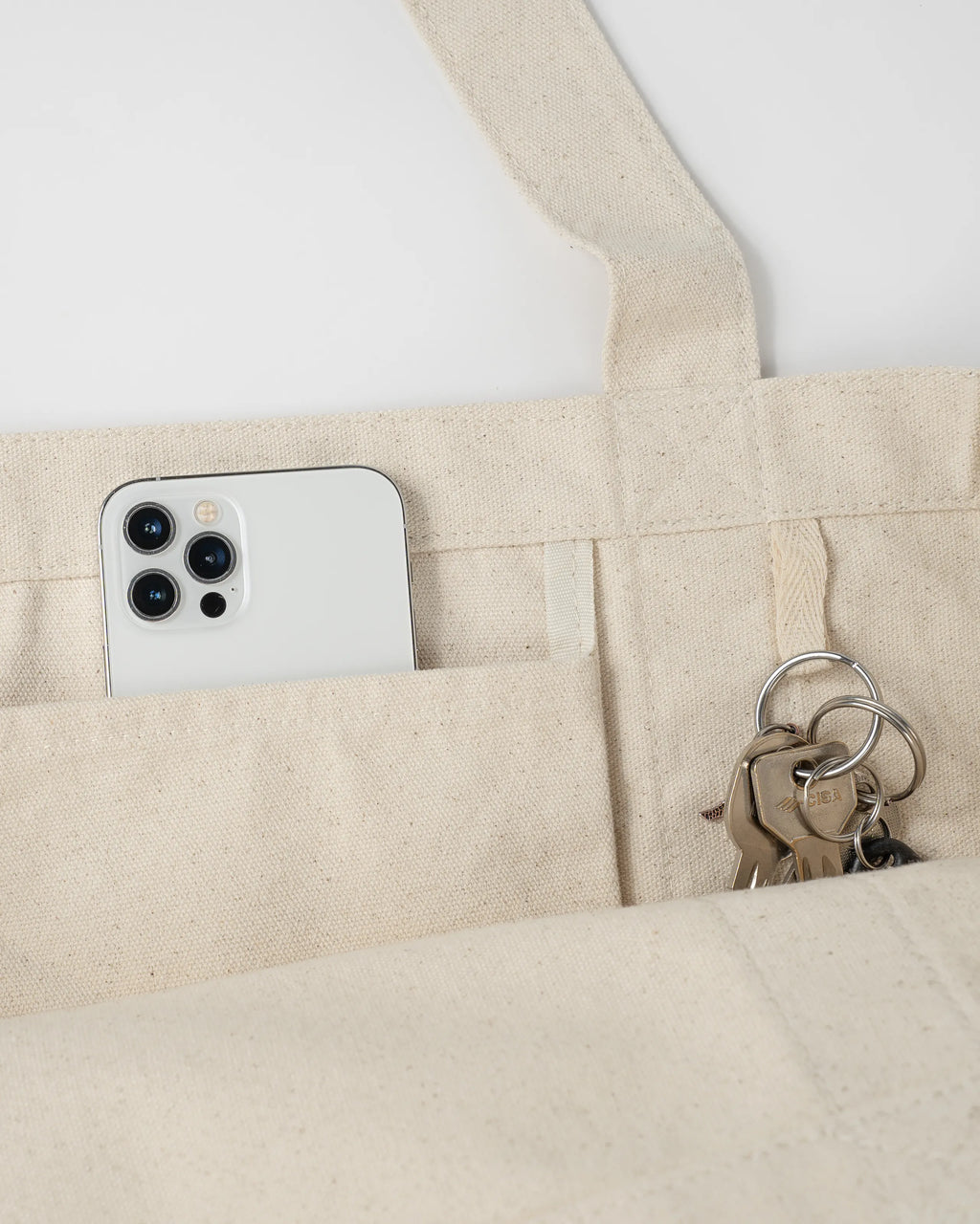 Beigefarbene Vilgain Baumwoll-Reisetasche (30 l) aus natürlicher, ungebleichter Baumwolle mit praktischen Innenfächern und Schlüsselschlaufe.