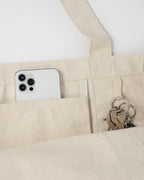 Beigefarbene Vilgain Baumwoll-Reisetasche (30 l) aus natürlicher, ungebleichter Baumwolle mit praktischen Innenfächern und Schlüsselschlaufe.