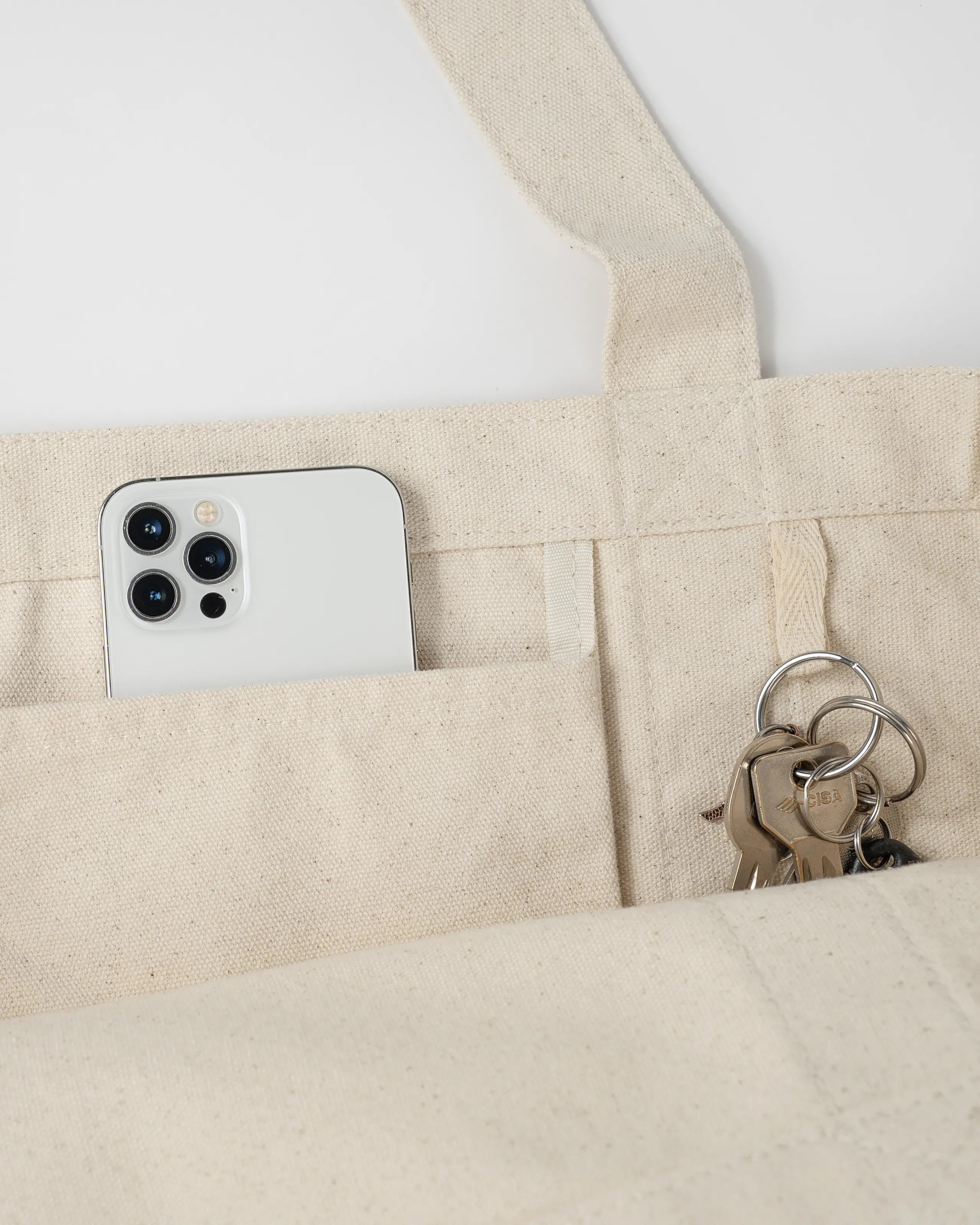 Beigefarbene Vilgain Baumwoll-Reisetasche (30 l) aus natürlicher, ungebleichter Baumwolle mit praktischen Innenfächern und Schlüsselschlaufe.