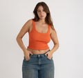 Frontansicht des Core Rib Crop Tank Tops mit gerippter Struktur und Rundhalsausschnitt.