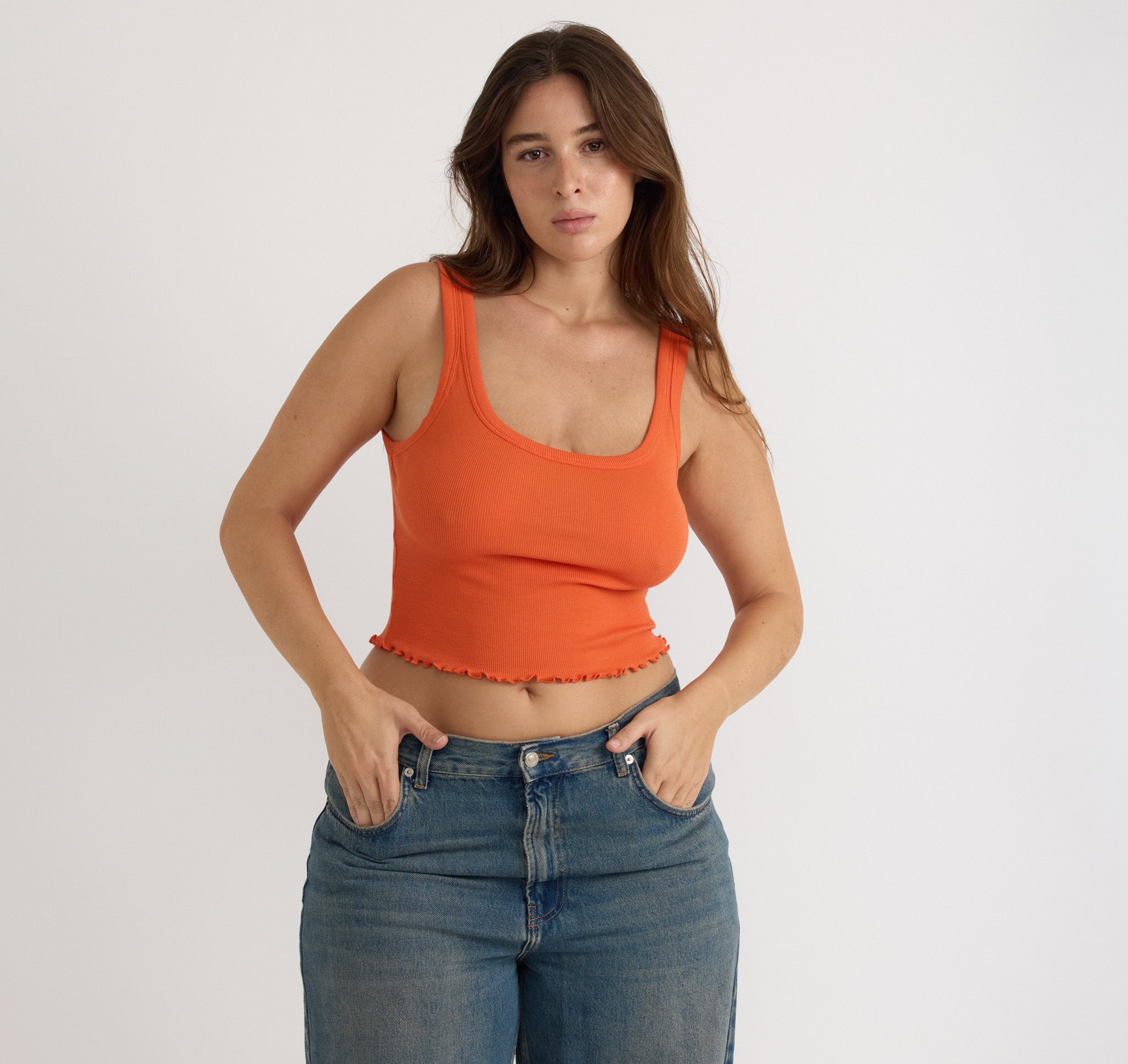 Frontansicht des Core Rib Crop Tank Tops mit gerippter Struktur und Rundhalsausschnitt.