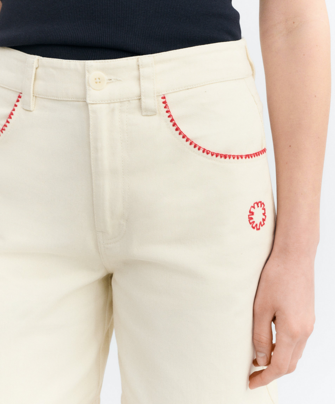 Kurze Hose mit Stickerei Damen, weiße Canvas Shorts, nachhaltige Denim Shorts, GOTS Baumwoll-Shorts, Luisa Shorts handgestickt.