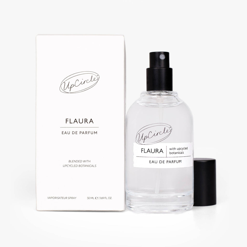 Flaura Eau de Parfum Flakon (50 ml) neben der weißen Umverpackung.
