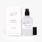 Flaura Eau de Parfum Flakon (50 ml) neben der weißen Umverpackung.
