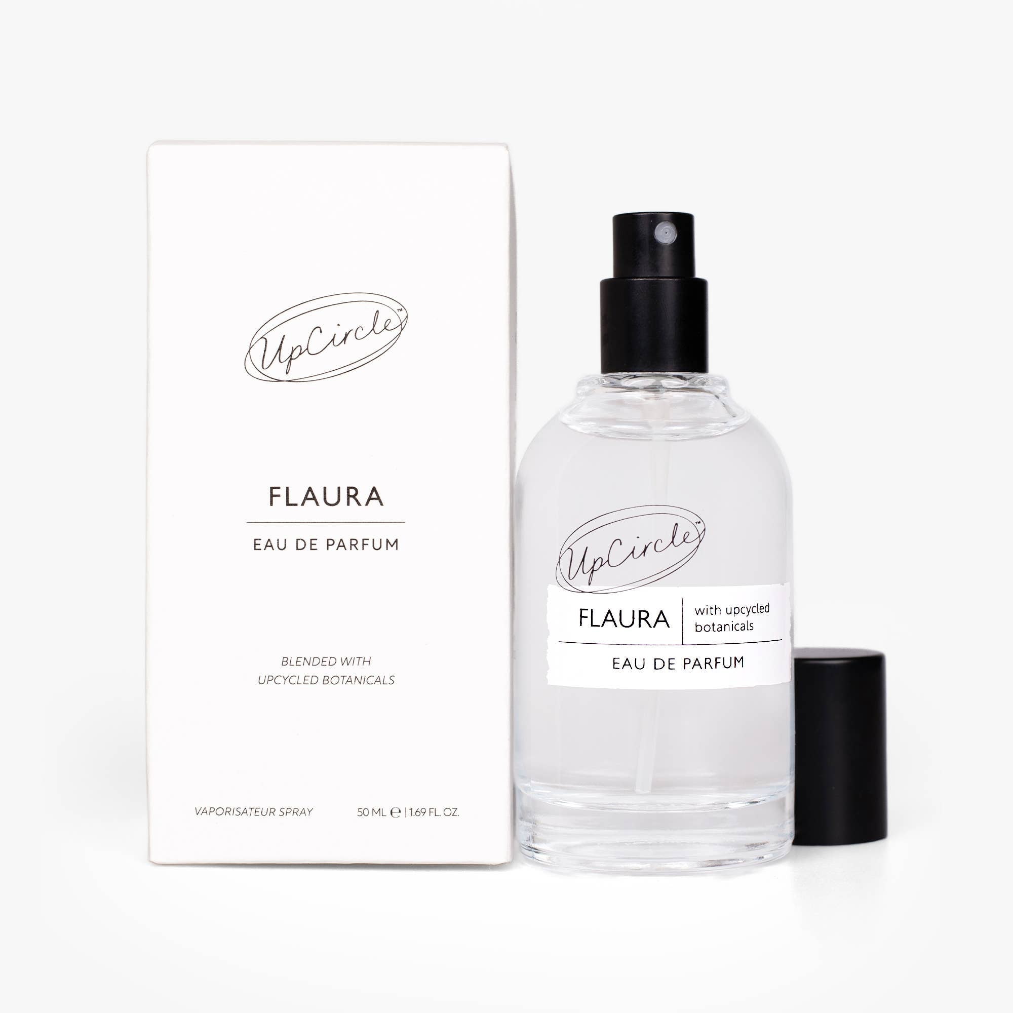 Flaura Eau de Parfum Flakon (50 ml) neben der weißen Umverpackung.