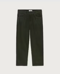 Dunkelgrüne Cordhose "David" von Thinking Mu aus feinem Cord-Stoff mit klassischen Taschen und Gürtelschlaufen vor hellem Hintergrund.