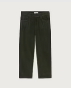 Dunkelgrüne Cordhose "David" von Thinking Mu aus feinem Cord-Stoff mit klassischen Taschen und Gürtelschlaufen vor hellem Hintergrund.