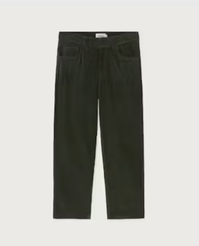 Dunkelgrüne Cordhose "David" von Thinking Mu aus feinem Cord-Stoff mit klassischen Taschen und Gürtelschlaufen vor hellem Hintergrund.