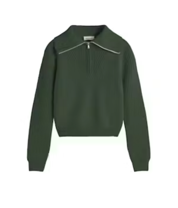 Dunkelgrüner Pullover "Tanit" von Thinking Mu aus Merinowolle mit hohem Kragen, silbernem Reißverschluss und Label am Ausschnitt vor hellem Hintergrund.