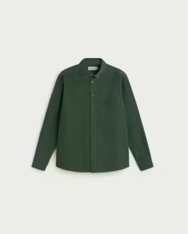Dunkelgrünes Microcord-Hemd "Anto" von Thinking Mu mit Button-Down-Kragen, Knopfleiste und Brusttasche vor hellem Hintergrund.