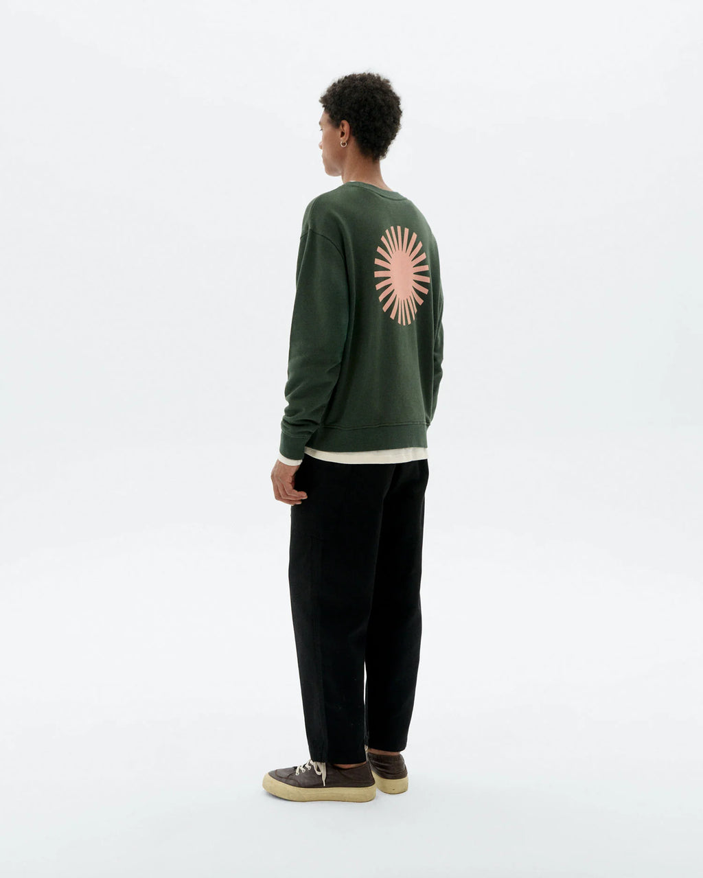 Dunkelgrünes Sweatshirt "Leon" mit rundem Halsausschnitt, kleinem Sonnen-Logo auf der Brust und großem Sonnen-Print auf der Rückseite vor hellem Hintergrund.