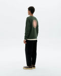 Dunkelgrünes Sweatshirt "Leon" mit rundem Halsausschnitt, kleinem Sonnen-Logo auf der Brust und großem Sonnen-Print auf der Rückseite vor hellem Hintergrund.