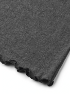 Dunkelgraues Langarmshirt mit Jacquard-Muster und Wellensaum der dänischen Marke Jalfe vor dunklem Hintergrund.