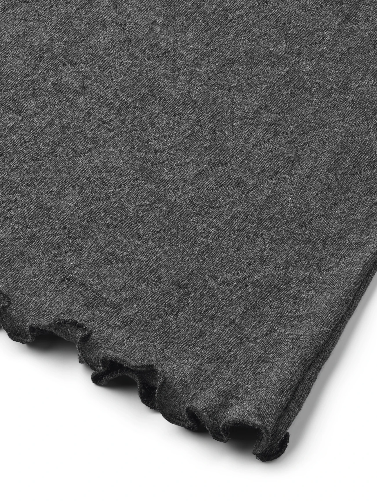Dunkelgraues Langarmshirt mit Jacquard-Muster und Wellensaum der dänischen Marke Jalfe vor dunklem Hintergrund.