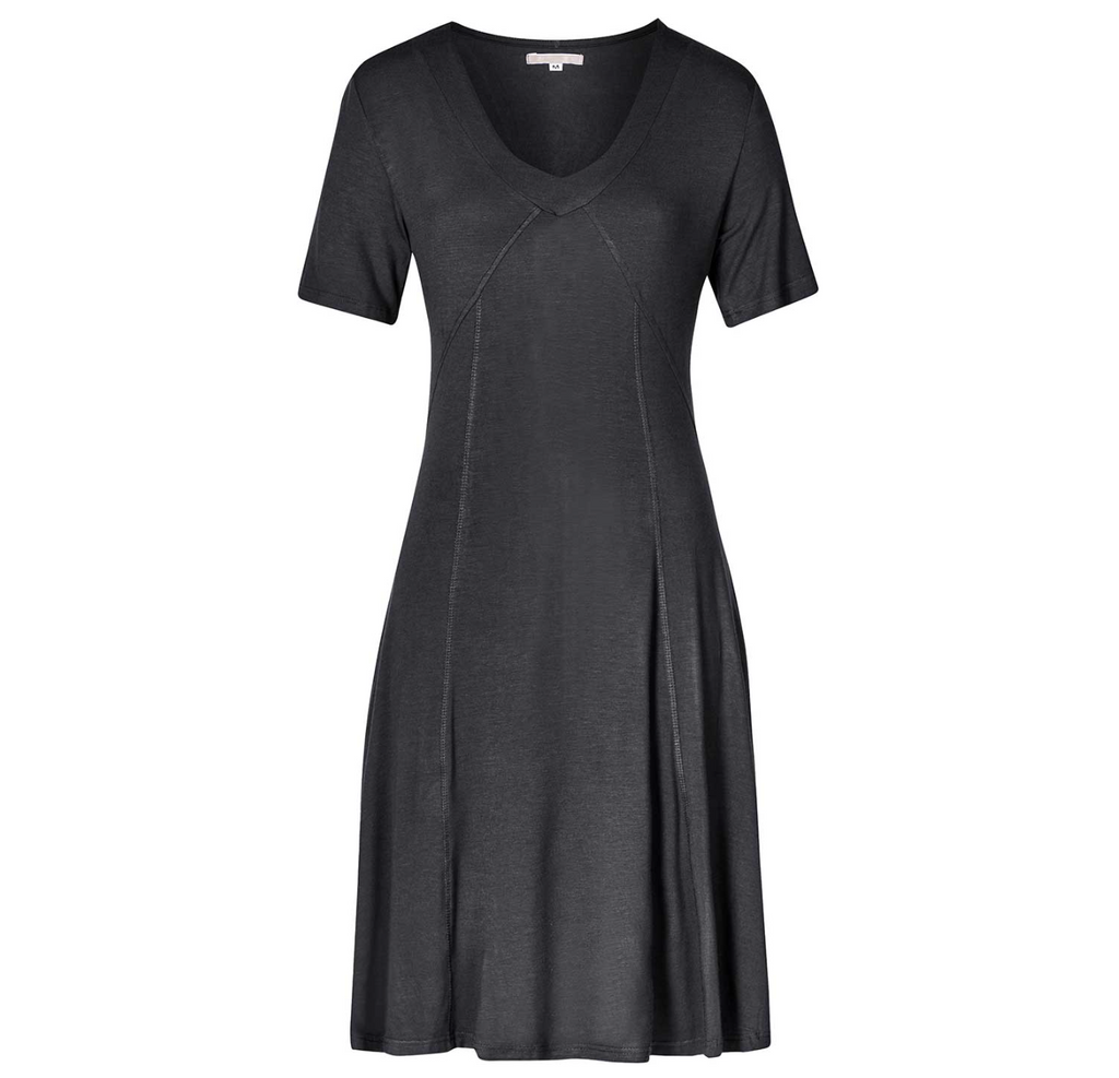 Dunkelgraues bzw. schwarzes Kurzarm-Kleid "Iva" mit V-Ausschnitt, ausgestelltem Rockteil und vertikalen Ziernähten vor hellem Hintergrund.