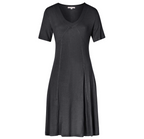 Dunkelgraues bzw. schwarzes Kurzarm-Kleid "Iva" mit V-Ausschnitt, ausgestelltem Rockteil und vertikalen Ziernähten vor hellem Hintergrund.