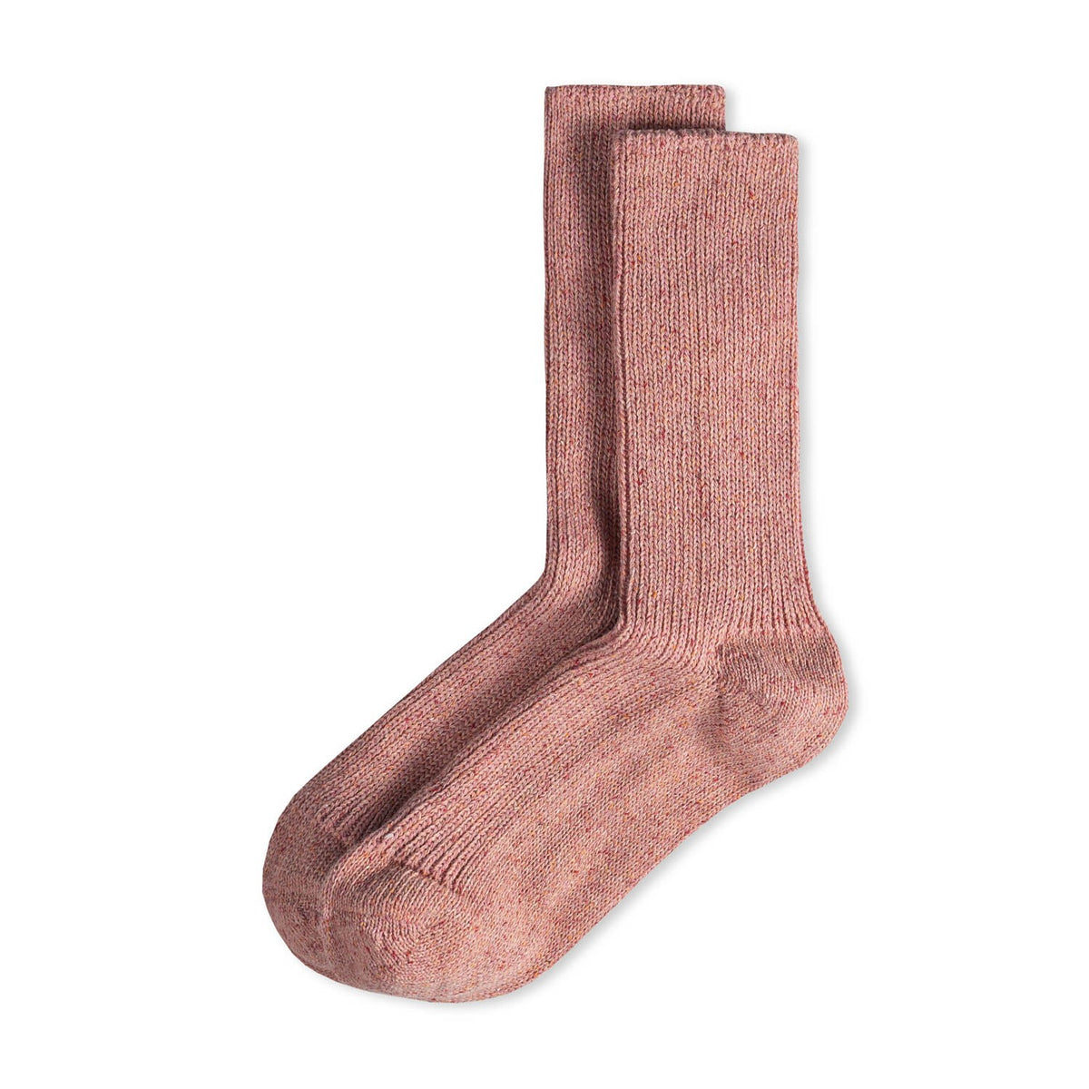 Ein Paar gestrickte Socken aus Wolle in meliertem Altrosa vor weißem Hintergrund.