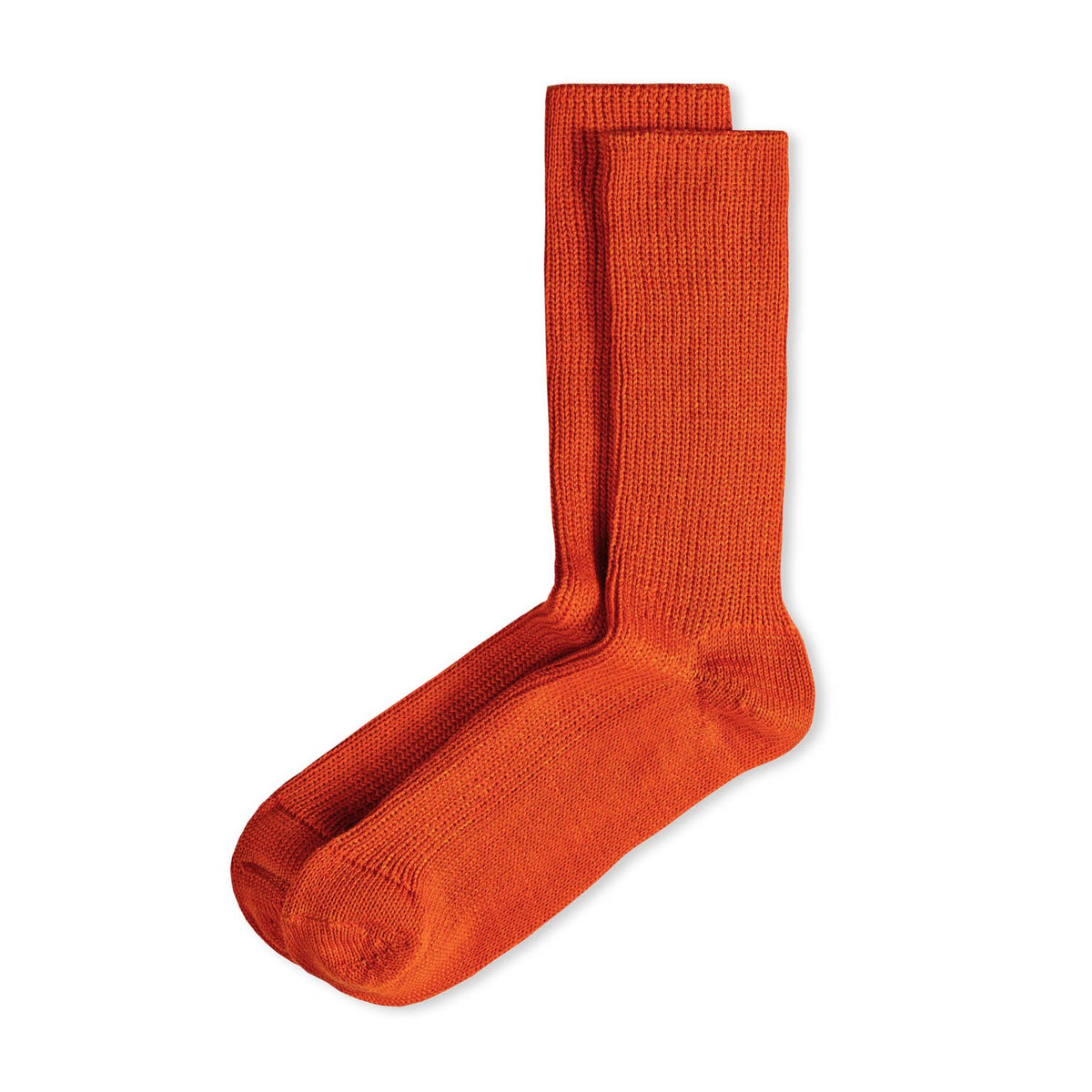 Ein Paar gestrickte Socken aus Wolle in meliertem Rostorange vor weißem Hintergrund. koblenz