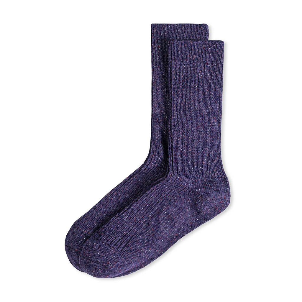 Ein Paar gestrickte Socken aus Wolle in meliertem Violett vor weißem Hintergrund.
