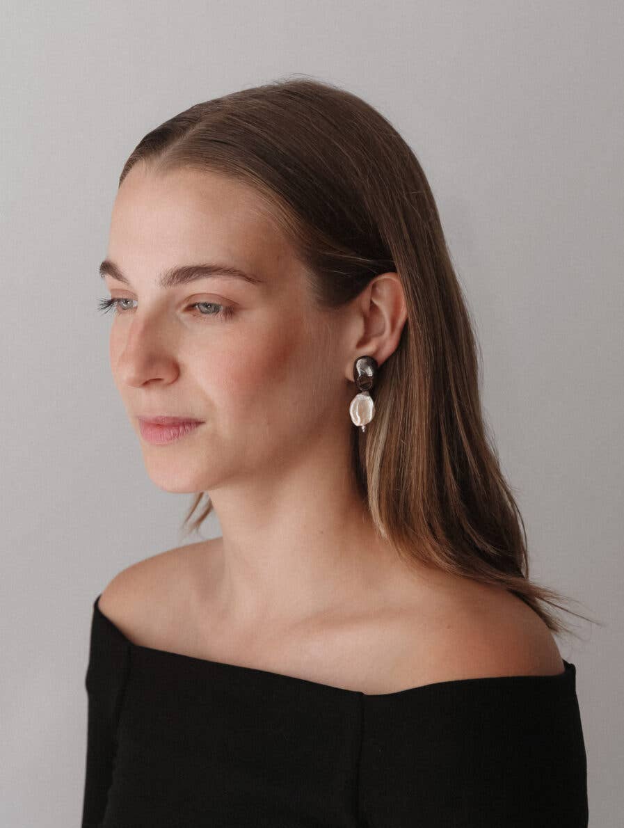 Keramik-Ohrringe, Naturperlen Schmuck, handgefertigte Ohrringe leicht, Flussperlen Edelstahl, nachhaltiger Schmuck Keramik.