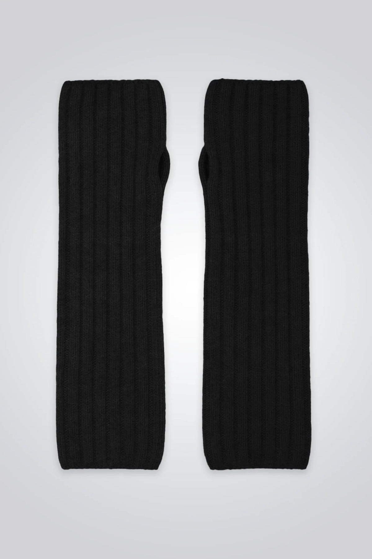 Ein Paar lange schwarze Pulswärmer und Armstulpen aus Merinowolle und Kaschmir mit Daumenöffnung vor hellem Hintergrund.