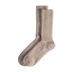 Ein Paar melierte sandfarbene Stricksocken aus Merinowolle von Ferdinand vor weißem Hintergrund.