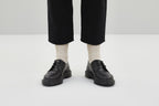 Ein Paar melierte sandfarbene Stricksocken aus Merinowolle von Ferdinand vor weißem Hintergrund. koblenz trust