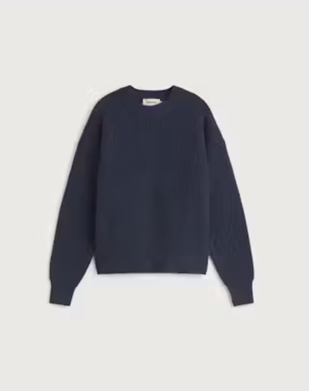 Ein blauer Strickpullover von Thinking Mu vor hellem Hintergrund.