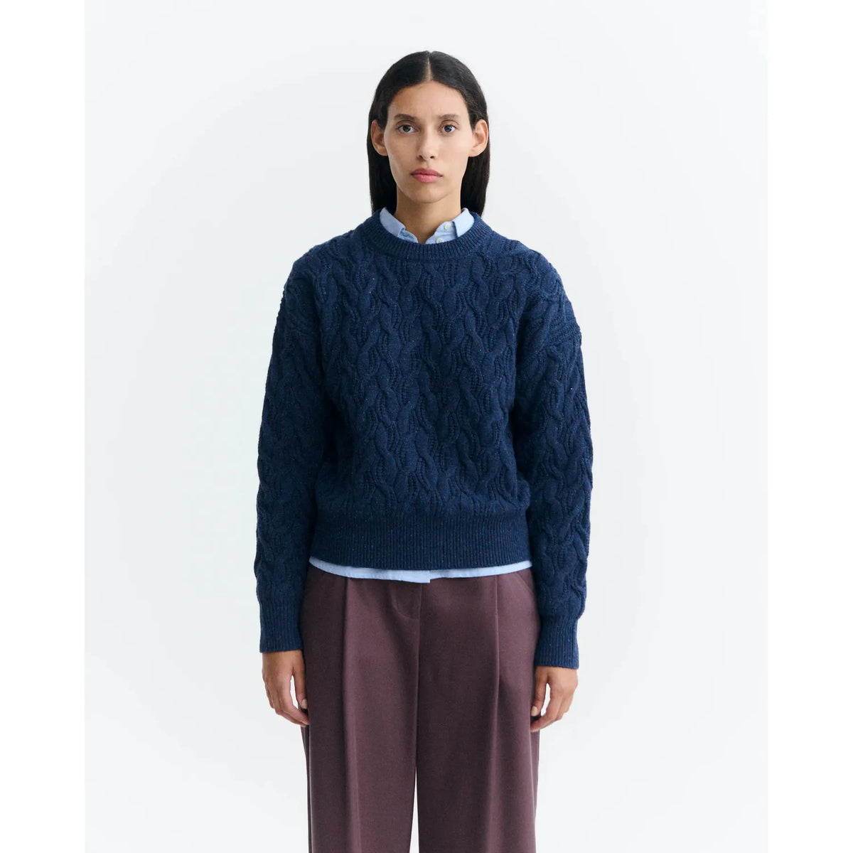 Ein blauer Strickpullover von Thinking Mu vor hellem Hintergrund.