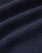 Ein blauer Strickpullover von Thinking Mu vor hellem Hintergrund.