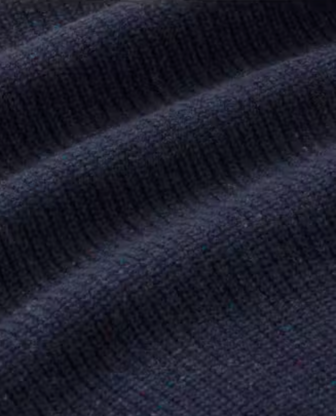 Ein blauer Strickpullover von Thinking Mu vor hellem Hintergrund.