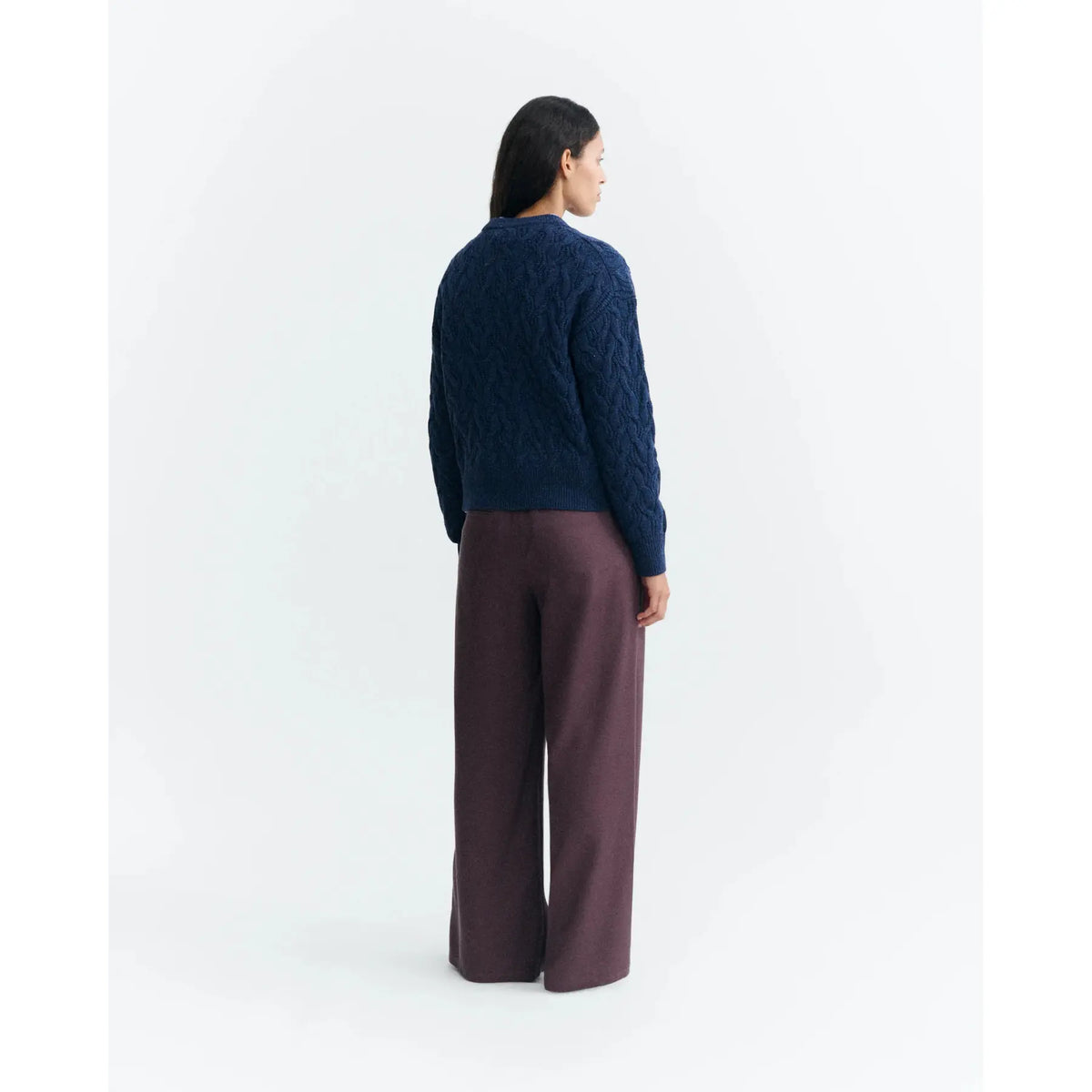 Ein blauer Strickpullover von Thinking Mu vor hellem Hintergrund.