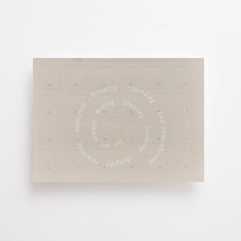 Ein cremefarbener DIN A4 Adventskalender von Anna Cosma mit typografischem Spiral-Motiv und 24 Türchen für achtsame Reflexionsfragen. trust concept store koblenz advent wiederverwendbar
