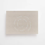 Ein cremefarbener DIN A4 Adventskalender von Anna Cosma mit typografischem Spiral-Motiv und 24 Türchen für achtsame Reflexionsfragen. trust concept store koblenz advent wiederverwendbar