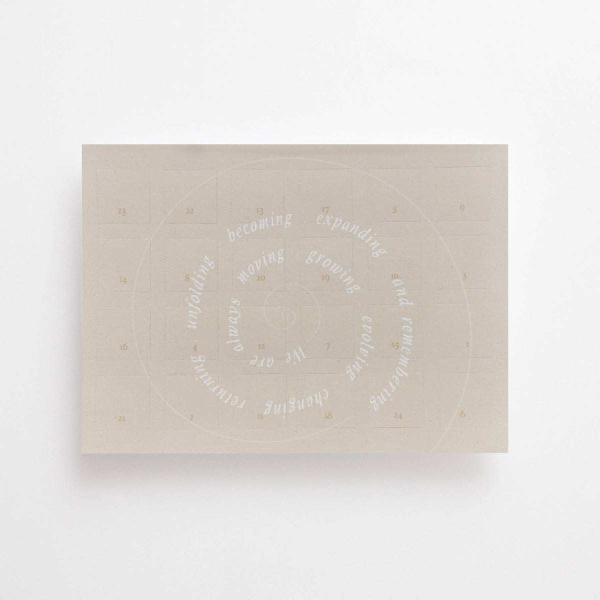 Ein cremefarbener DIN A4 Adventskalender von Anna Cosma mit typografischem Spiral-Motiv und 24 Türchen für achtsame Reflexionsfragen. trust concept store koblenz advent wiederverwendbar