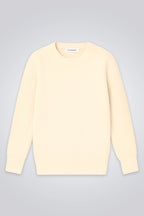 Ein klassischer Wollpullover in hellem Ecru mit feiner Rippstruktur und Rundhalsausschnitt auf hellem Hintergrund.