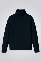 Ein klassischer dunkelblauer Rollkragenpullover aus Wolle mit feiner Rippstruktur vor hellem Hintergrund.