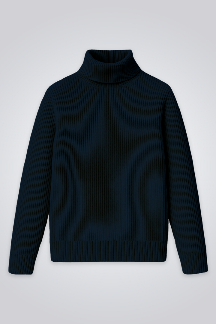 Ein klassischer dunkelblauer Rollkragenpullover aus Wolle mit feiner Rippstruktur vor hellem Hintergrund.