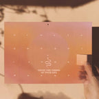 Ein warmtöniger DIN A4 Adventskalender von Anna Cosma mit dem Aufdruck „Trust the timing of your life“, Schlangen-Symbolik und geöffneten Türchen mit Affirmationen.