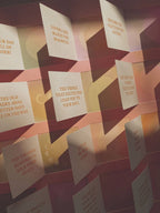 Ein warmtöniger DIN A4 Adventskalender von Anna Cosma mit dem Aufdruck „Trust the timing of your life“, Schlangen-Symbolik und geöffneten Türchen mit Affirmationen. koblenz trust