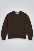 Eine Person trägt einen braunen Kaschmir-Merino-Pullover mit Rundhalsausschnitt 