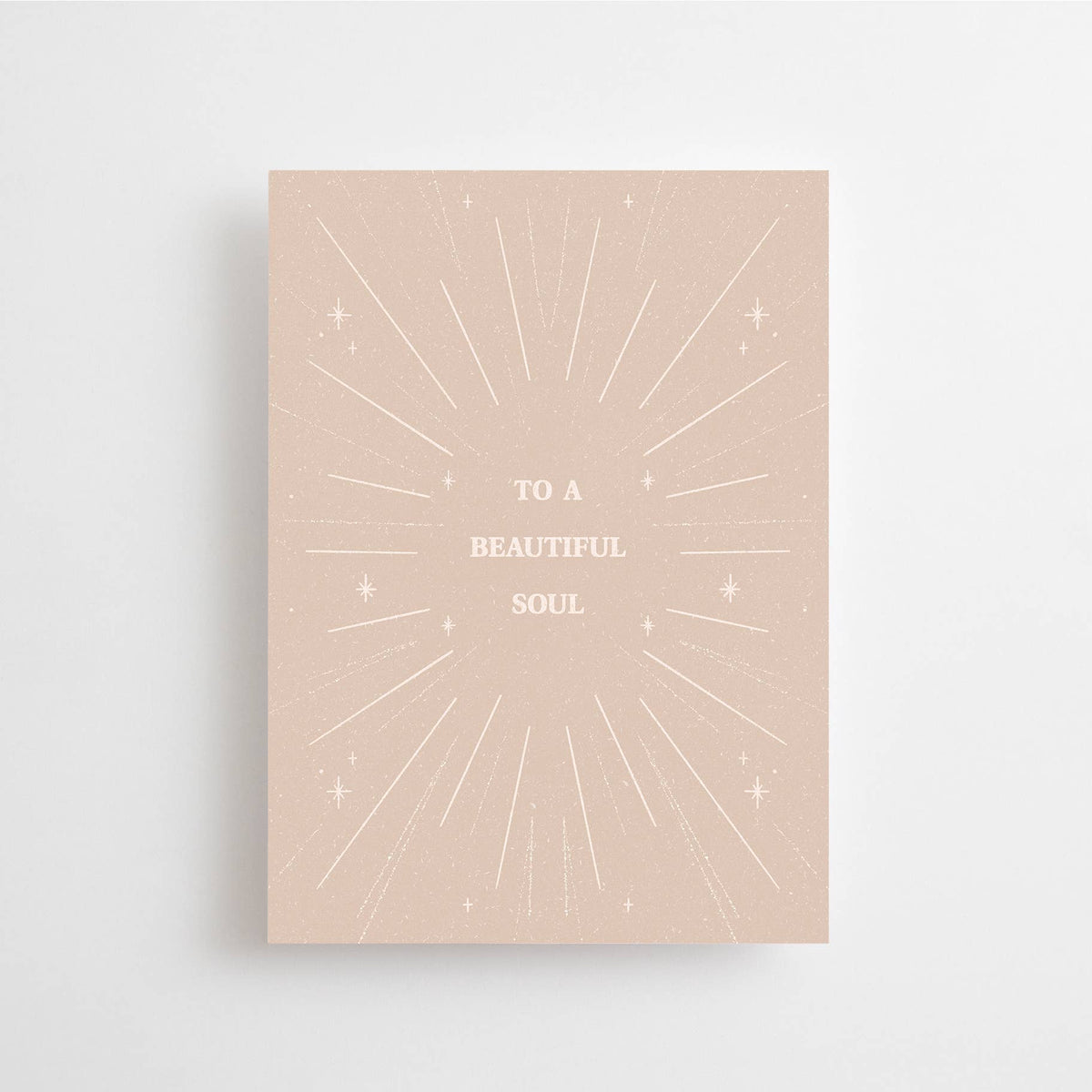 Eine Postkarte im beigefarbenen Naturton mit feinem Strahlen- und Sternenmuster sowie dem zentralen Schriftzug TO A BEAUTIFUL SOUL.